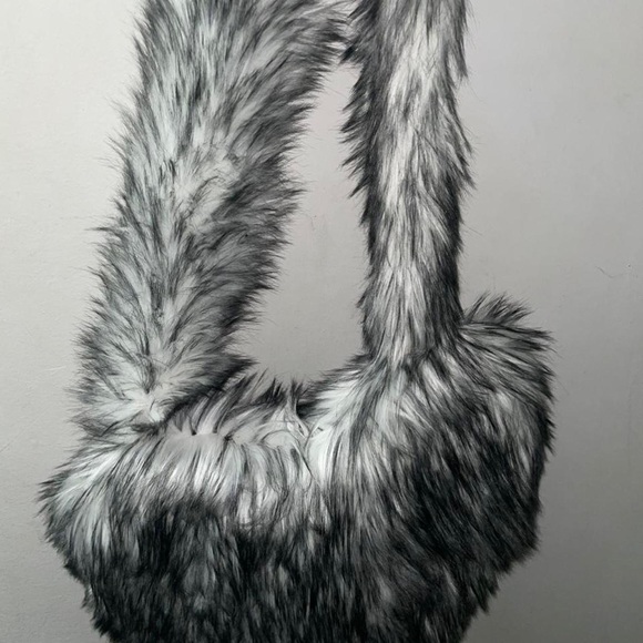 White Nayr Heart Bag - Picture 4 of 5